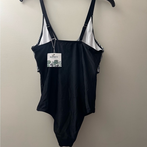 Chic Black and White One Piece Swimwear - Picture 5 of 5
